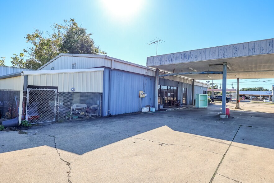 More Photos Of 1428 N Jefferson Ave, Mount Pleasant Freestanding For Sale