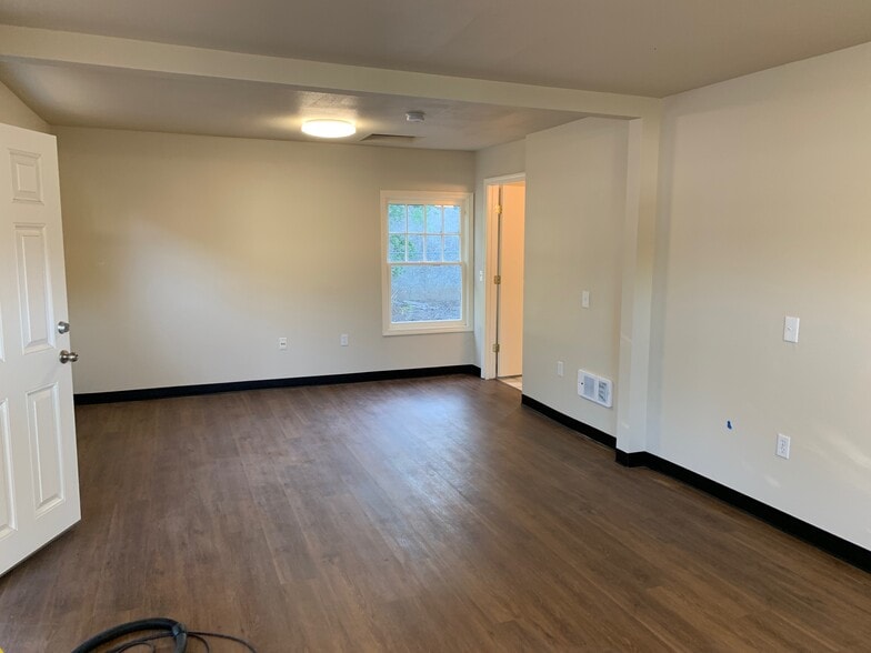 More Photos Of 9760 SW Tigard St, Tigard Light Manufacturing For Lease