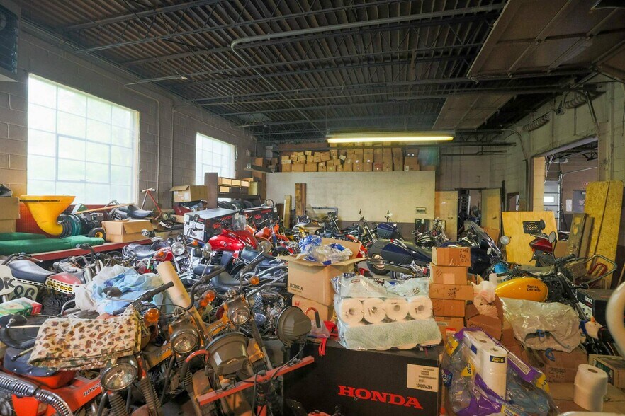 More Photos Of 4215 E Lake St, Minneapolis Freestanding For Sale