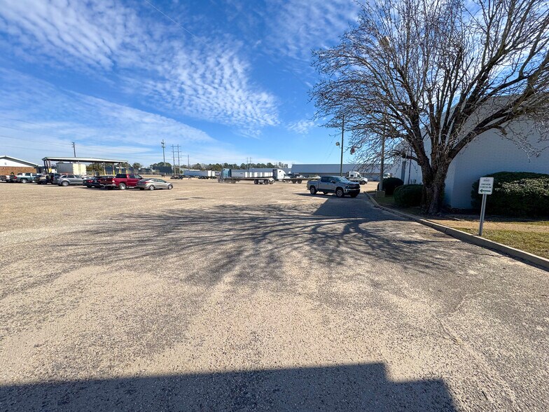 More Photos Of 1808 S Craft Hwy, Chickasaw Office For Lease