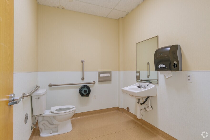 More Photos Of 2550 N Thunderbird Cir, Mesa Office For Lease