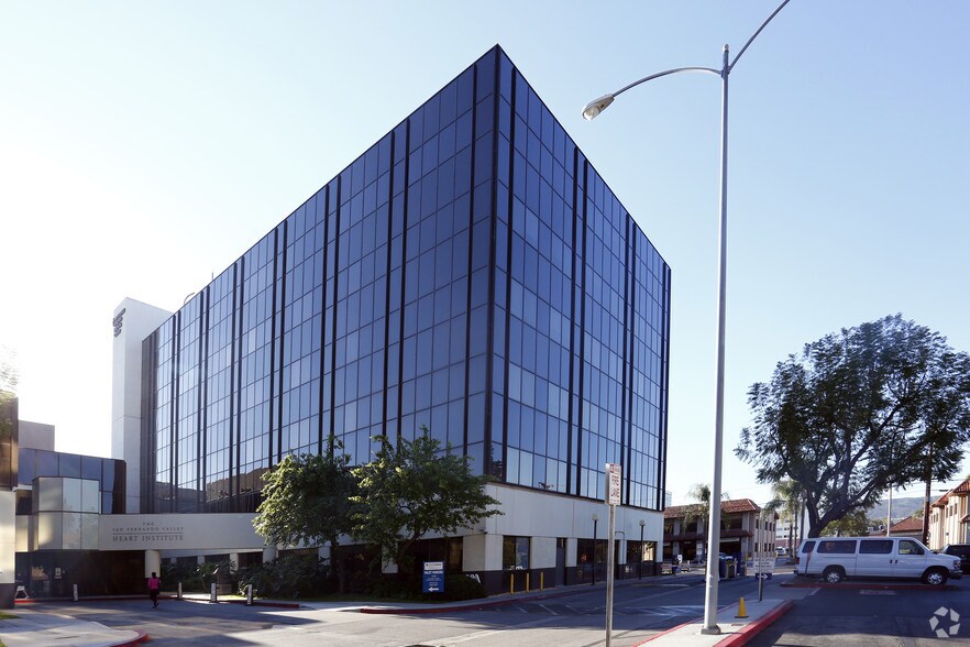 More Photos Of 18370 Burbank Blvd, Tarzana Medical For Lease