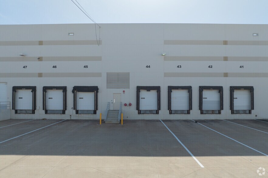 More Photos Of 3501 Sandshell Dr, Fort Worth Warehouse For Lease