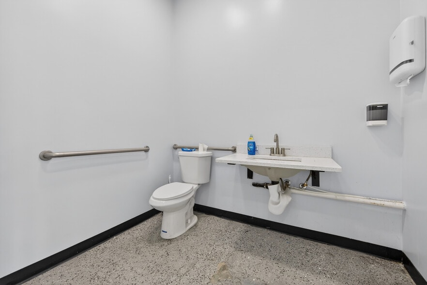 More Photos Of 517-519 W International Speedway Blvd, Daytona Beach Freestanding For Sale