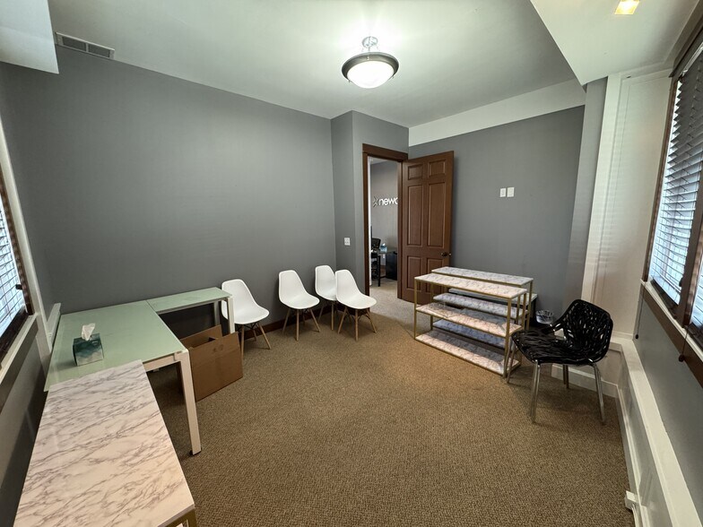 More Photos Of 422 N 4th St, Mount Vernon Office For Lease