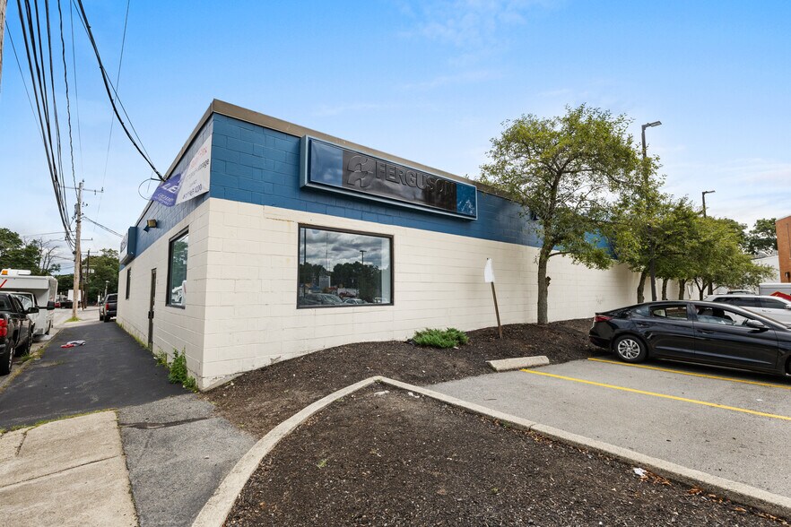 More Photos Of 56 Ramsdell St, Newton Showroom For Lease