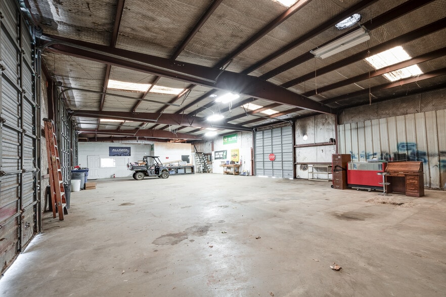 More Photos Of 910 E Church St, Livingston Service For Sale