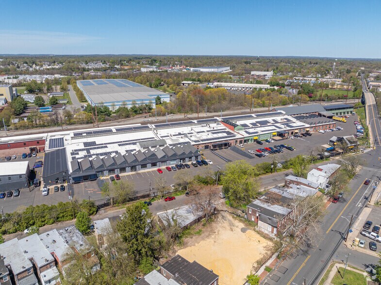 More Photos Of 1800 E State St, Hamilton Showroom For Lease