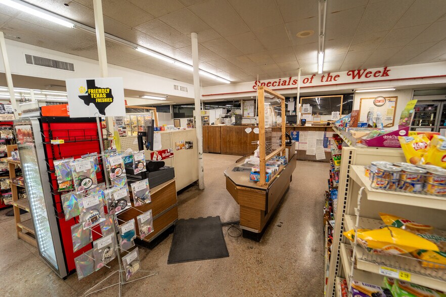 More Photos Of 1302 E Crestwood Dr, Victoria Storefront For Sale