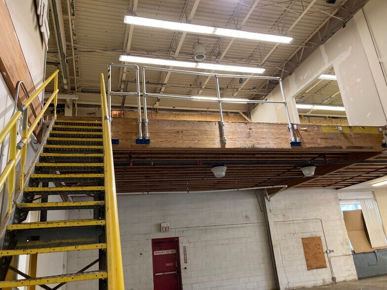 More Photos Of 221 S 31st St, Kenilworth Warehouse For Lease