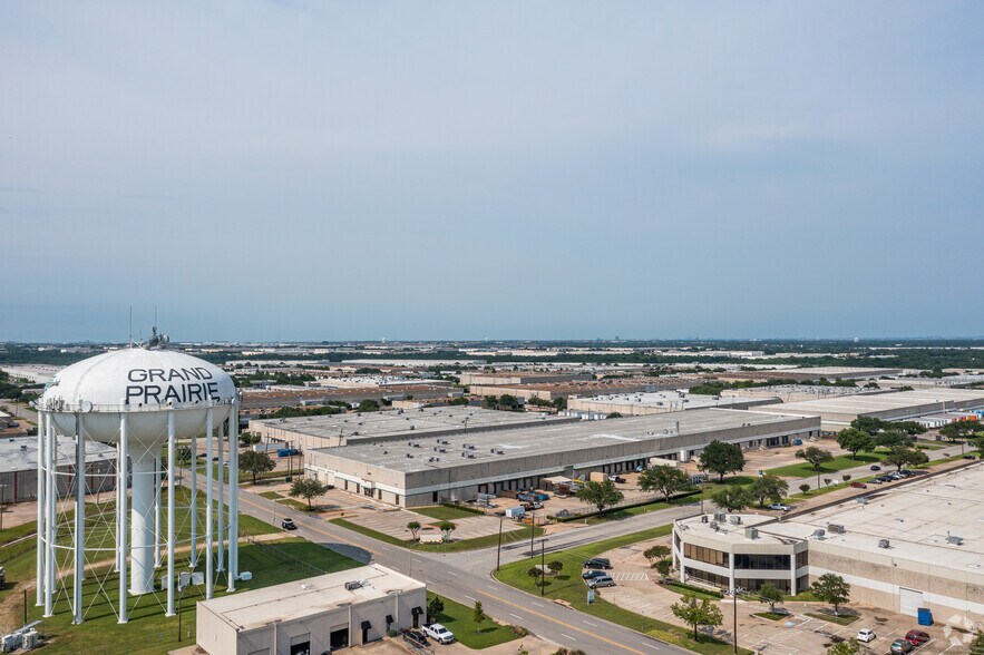 More Photos Of 901-915 Avenue S, Grand Prairie Distribution For Lease