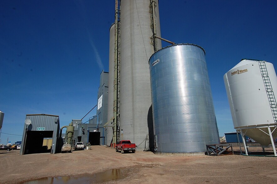 More Photos Of 415 9th Ave NE, Sidney Distribution For Sale