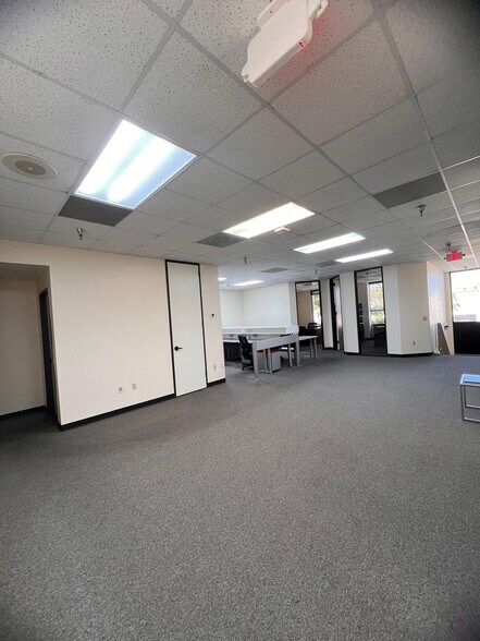 More Photos Of 7201-7203 Pinemont Dr, Houston Flex For Lease