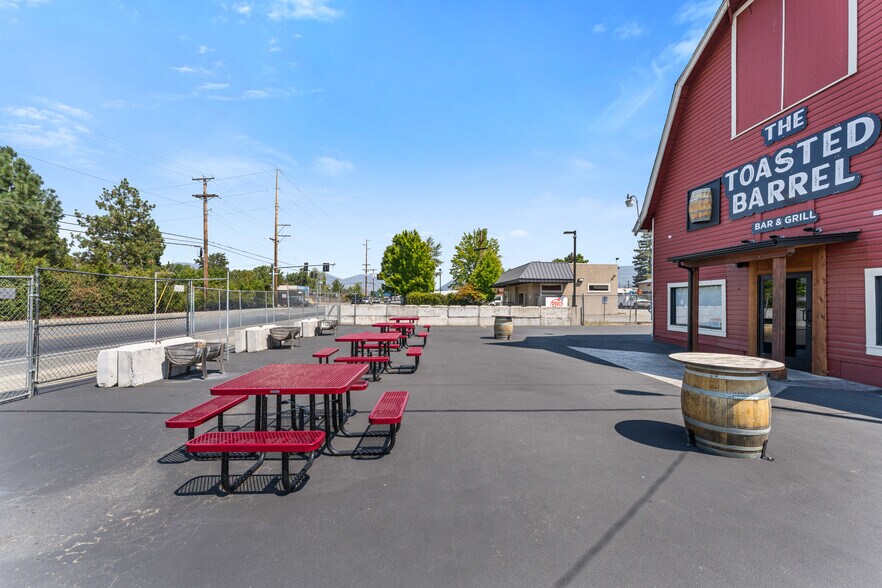 More Photos Of 2039 Redwood Ave, Grants Pass Restaurant For Sale