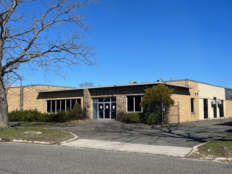 Primary Photo Of 85 Schmitt Blvd, Farmingdale Warehouse For Lease