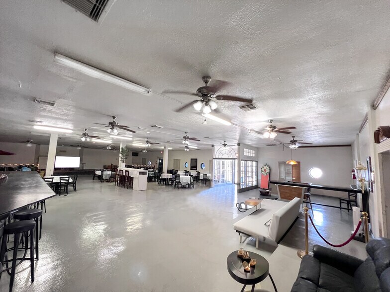 More Photos Of 7000 Jensen Dr, Houston Freestanding For Sale