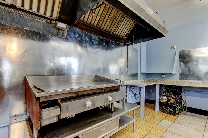 More Photos Of 2070 Bayshore Blvd, Dunedin Restaurant For Lease