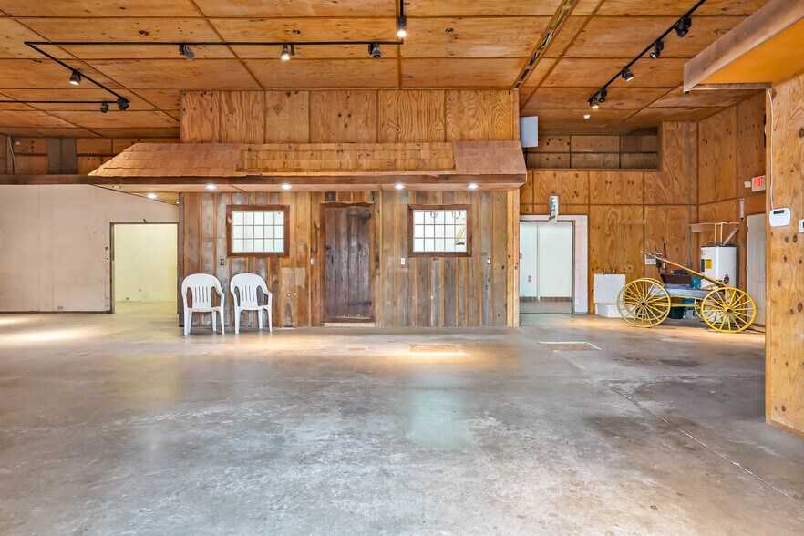 More Photos Of 8977 DuPont Blvd, Lincoln Convenience Store For Sale