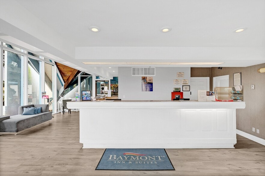 More Photos Of 2725 W International Speedway Blvd, Daytona Beach Hotel For Sale