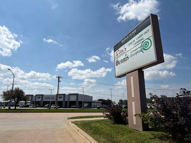More Photos Of 1061 N Center Point Rd, Hiawatha Restaurant For Lease