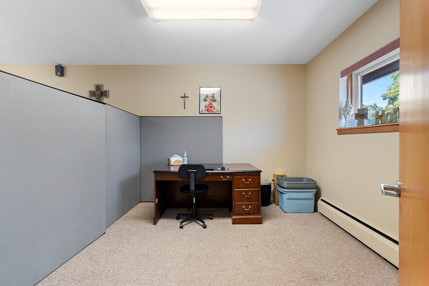 More Photos Of 712 S Pearl St, New London Office For Sale