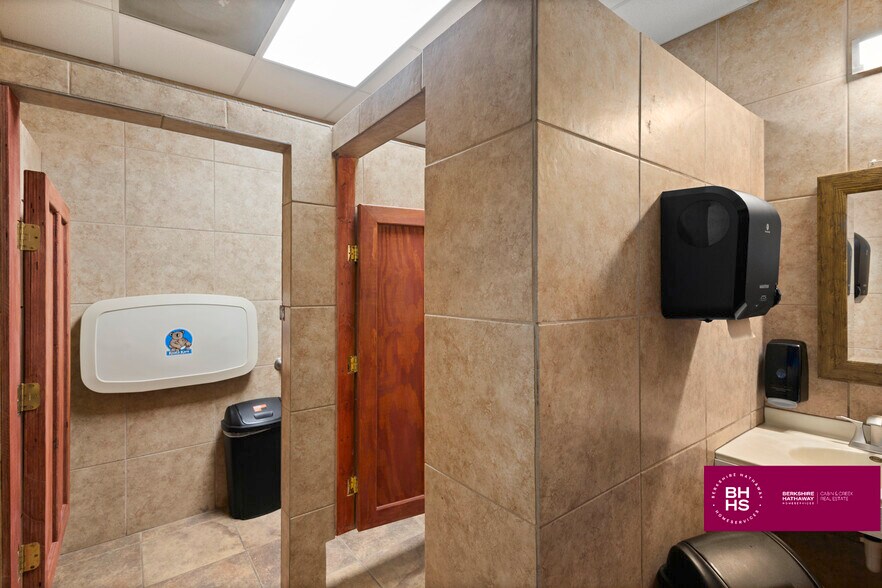 More Photos Of 958 E Main St, Liberty Restaurant For Sale