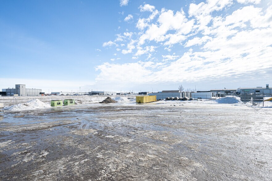 More Photos Of 4807 40 Av, Lloydminster Warehouse For Lease