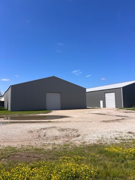 More Photos Of 804 SE 30th St, Des Moines Warehouse For Lease