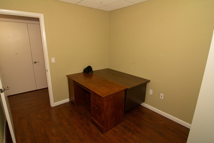 More Photos Of 3617 Webber St, Sarasota General Retail For Sale