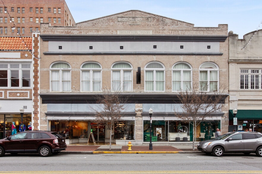 More Photos Of 24 E Broughton St, Savannah Storefront Retail Office For Lease