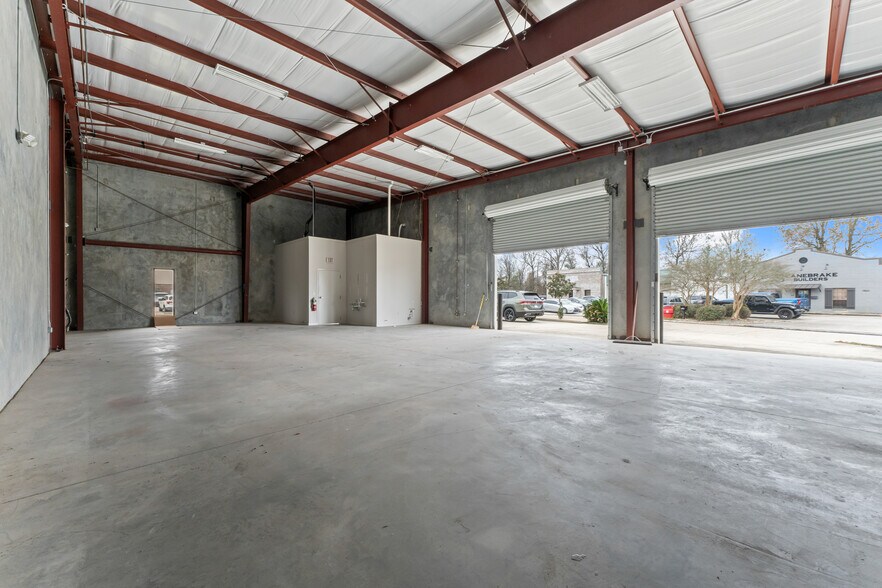 More Photos Of 6768 Complex Dr, Baton Rouge Industrial For Lease