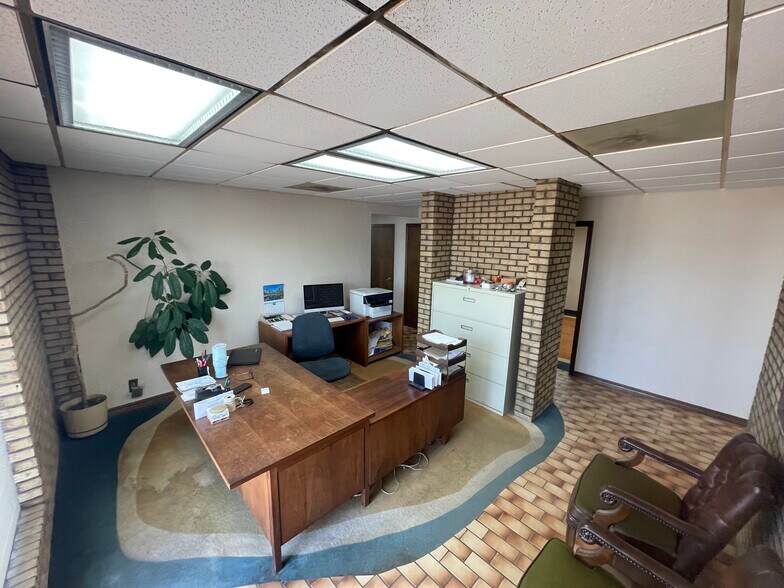 More Photos Of 1315 Caddo St, Cleveland Industrial For Sale