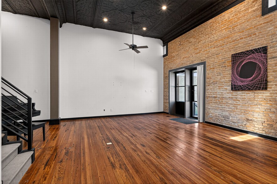 More Photos Of 612 High St, Comfort Storefront Retail Residential For Lease