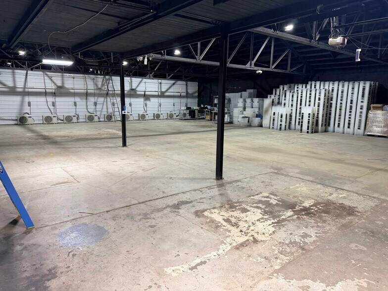More Photos Of 40-50 Victor St, Highland Park Warehouse For Sale
