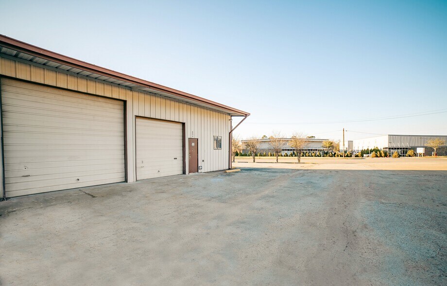 More Photos Of 809 Old Montgomery Rd, Conroe Auto Repair For Lease