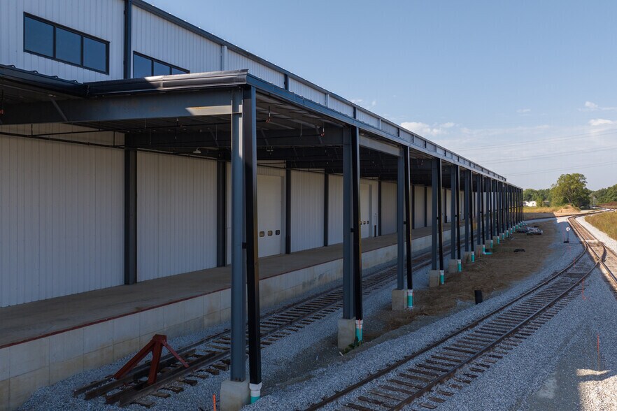 More Photos Of 203 Stonemont Dr, Bristol Warehouse For Lease