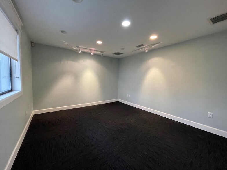 More Photos Of 2837 NW 41st St, Gainesville Office For Sale