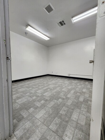 More Photos Of 620 S Clarence St, Los Angeles Manufacturing For Lease