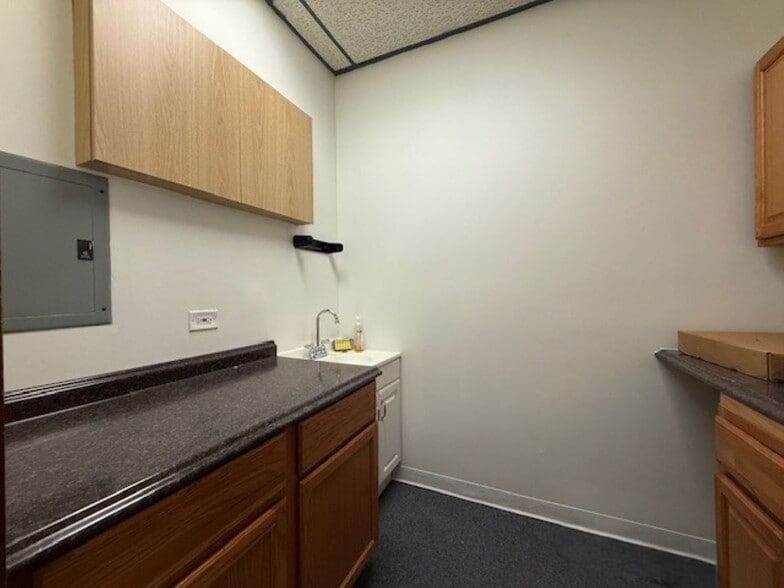 More Photos Of 9957-9959 S Roberts Rd, Palos Hills Medical For Lease