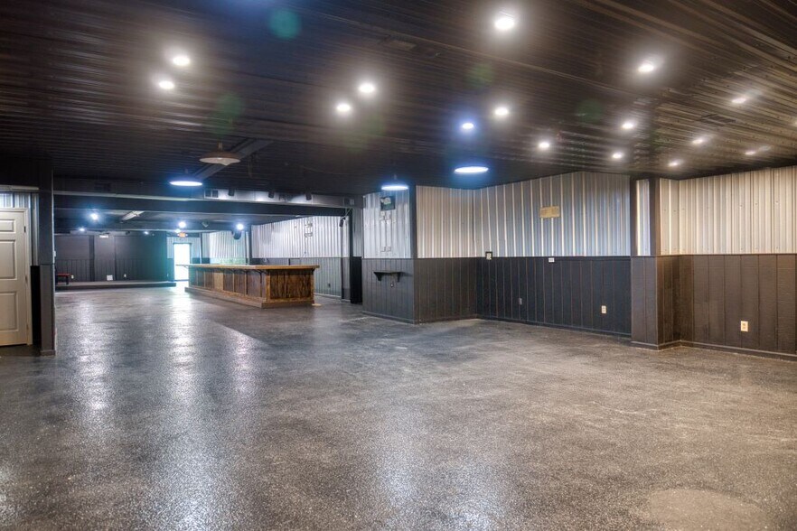 More Photos Of 4540 Emerson Ave, Parkersburg Bar For Lease