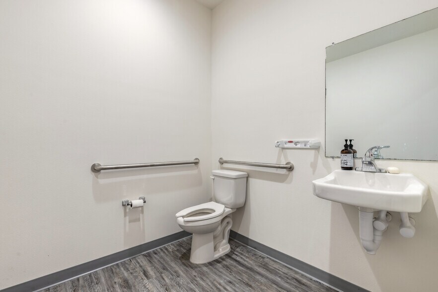 More Photos Of 529 Ridgewood Ave, Daytona Beach Freestanding For Lease