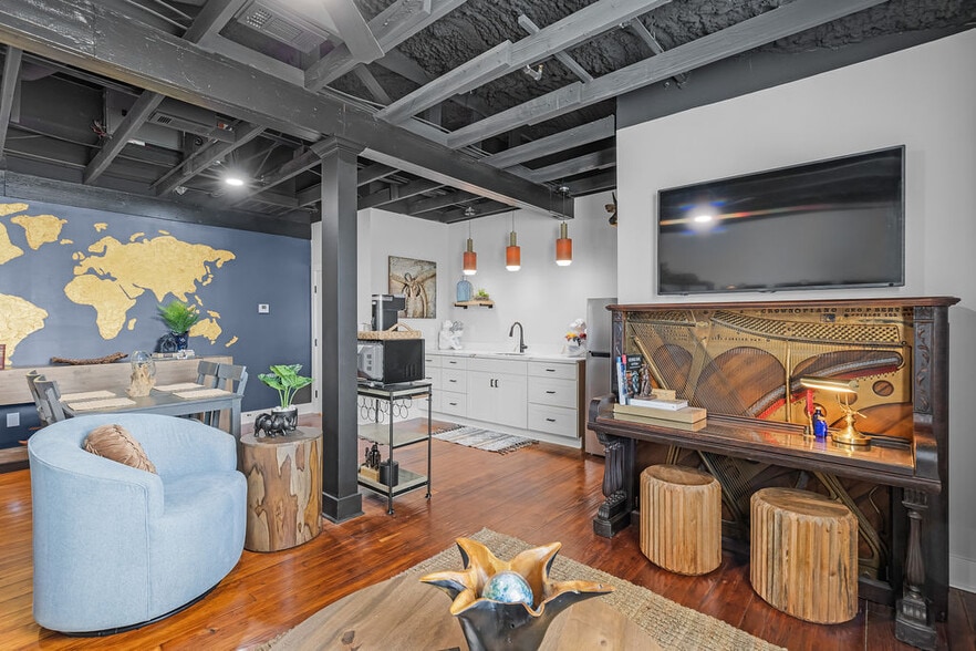 More Photos Of 156 Camellia St, Biloxi General Retail For Sale