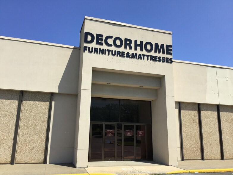 More Photos Of 123 Palmer Park Mall, Easton Department Store For Lease