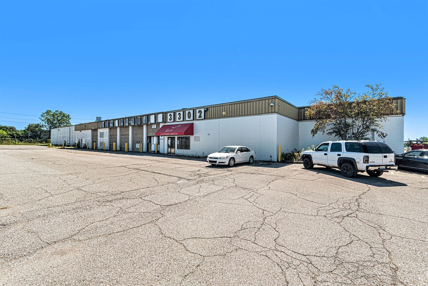 More Photos Of 3302 Kent St, Flint Distribution For Lease