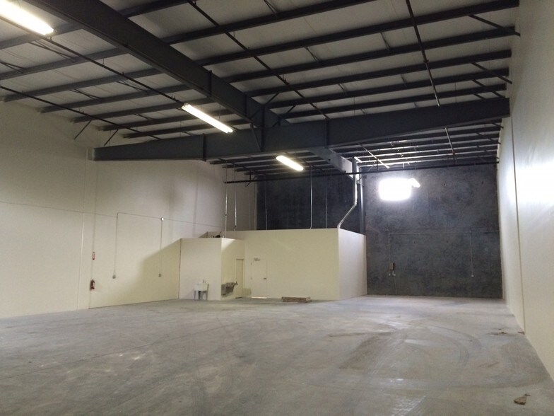 More Photos Of 680-694 NW Enterprise Dr, Port Saint Lucie Warehouse For Lease