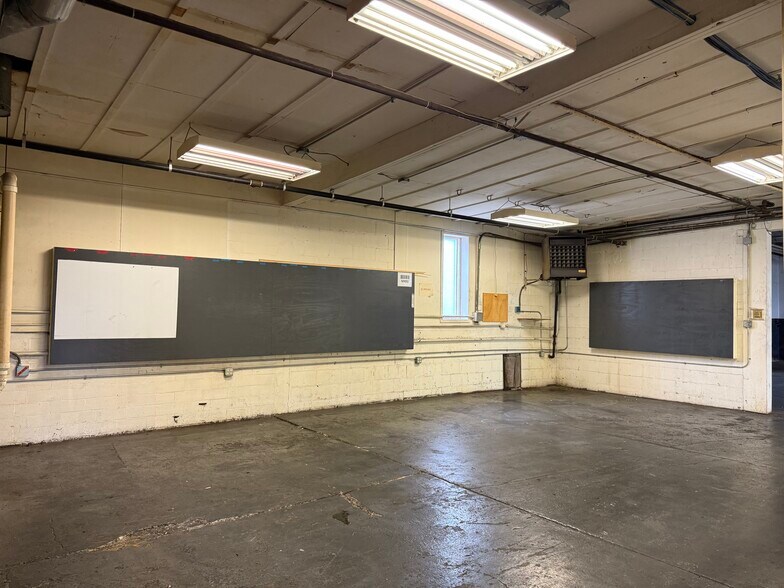More Photos Of 303 E Parson St, Galion Manufacturing For Sale