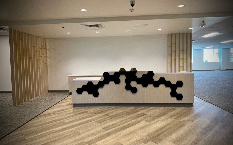 More Photos Of 690 N Cofco Center Ct, Phoenix Medical For Lease