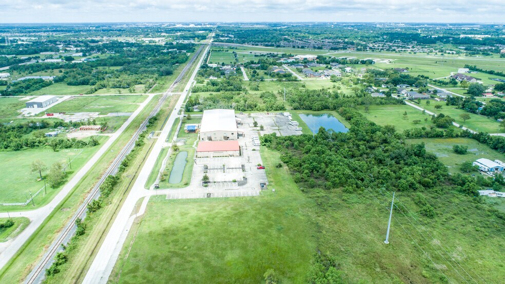 More Photos Of 2705 Dickinson Ave, League City Warehouse For Lease