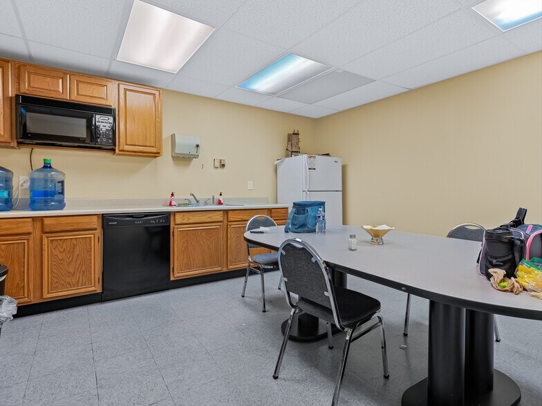 More Photos Of 81 Monticello Rd, Weaverville Showroom For Sale