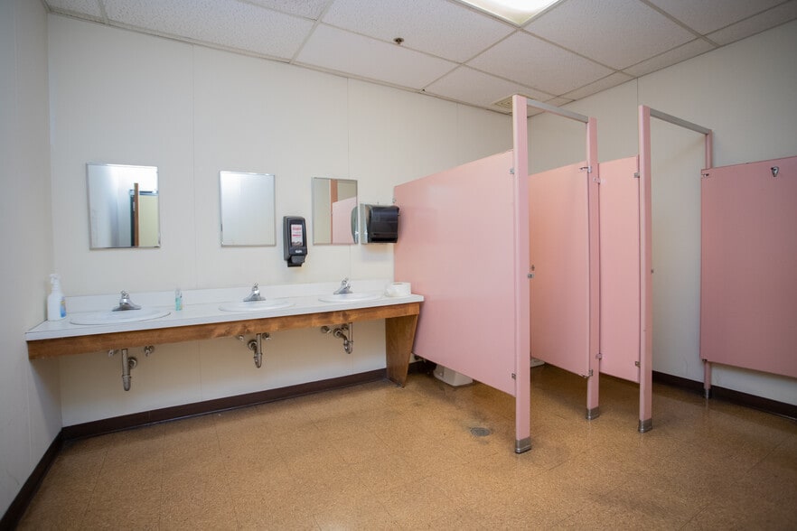 More Photos Of 80 American Wy, Natural Bridge Station Industrial For Lease